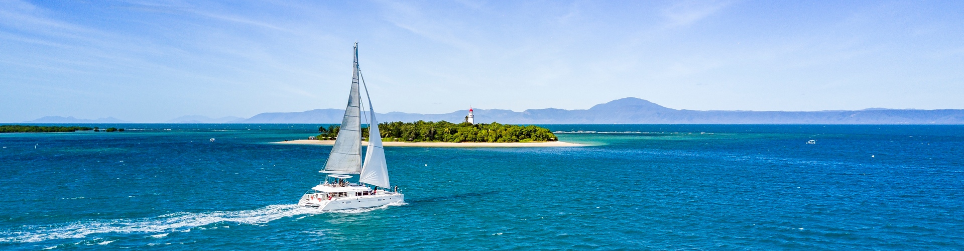 A Sailaway luxury sailing catamaran sailing the Queensland coastline