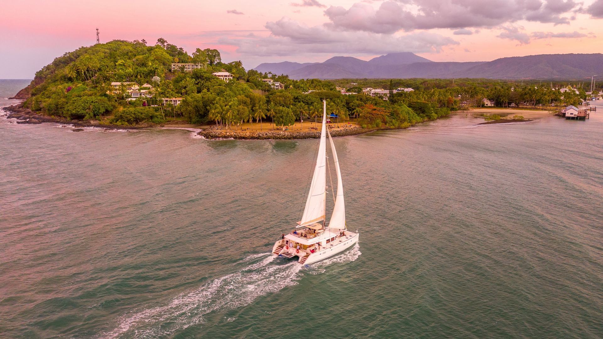 A Sailaway luxury sailing catamaran sailing the Queensland coastline