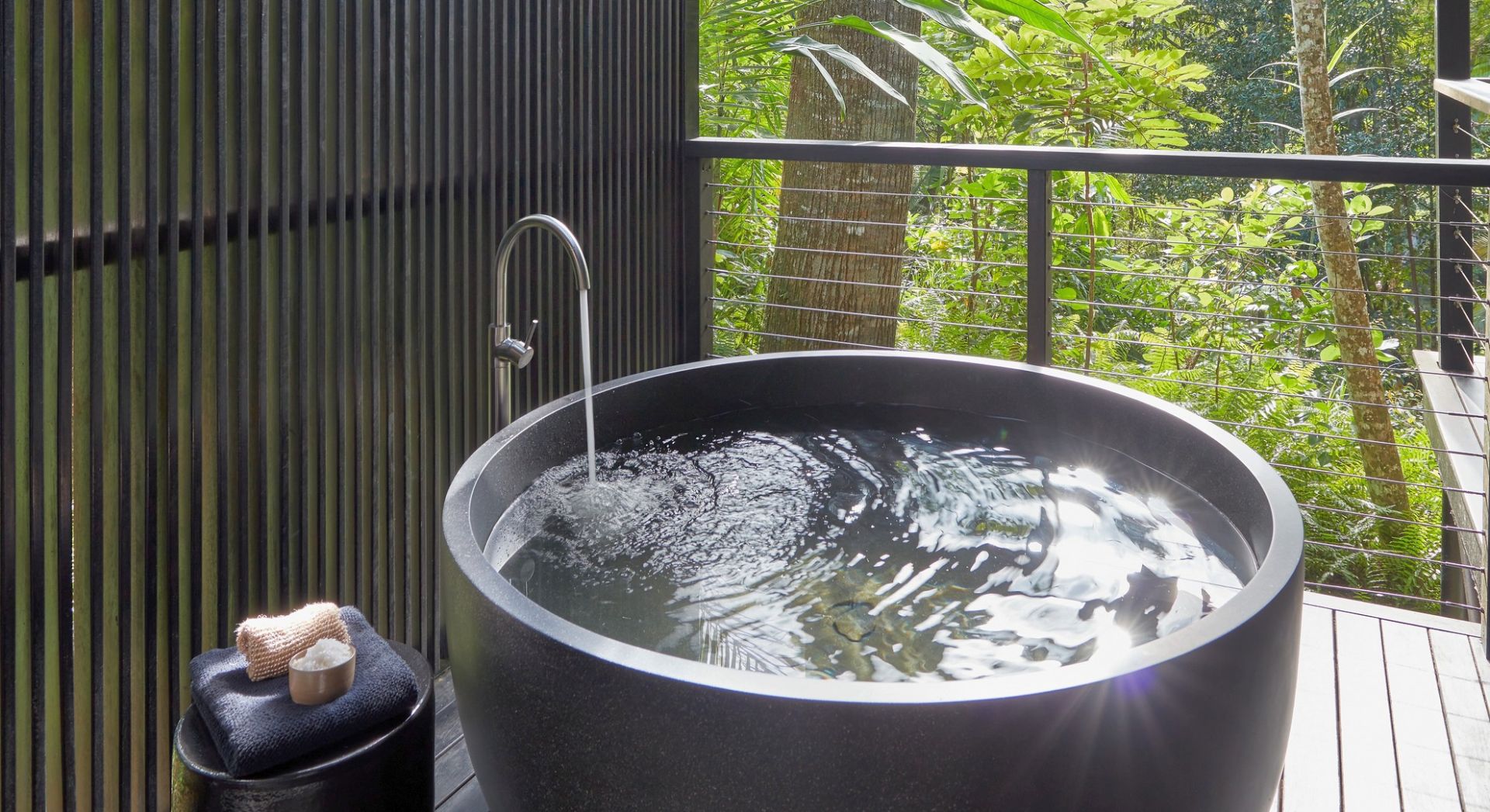 Private outdoor deck with bath at Silky Oaks Lodge