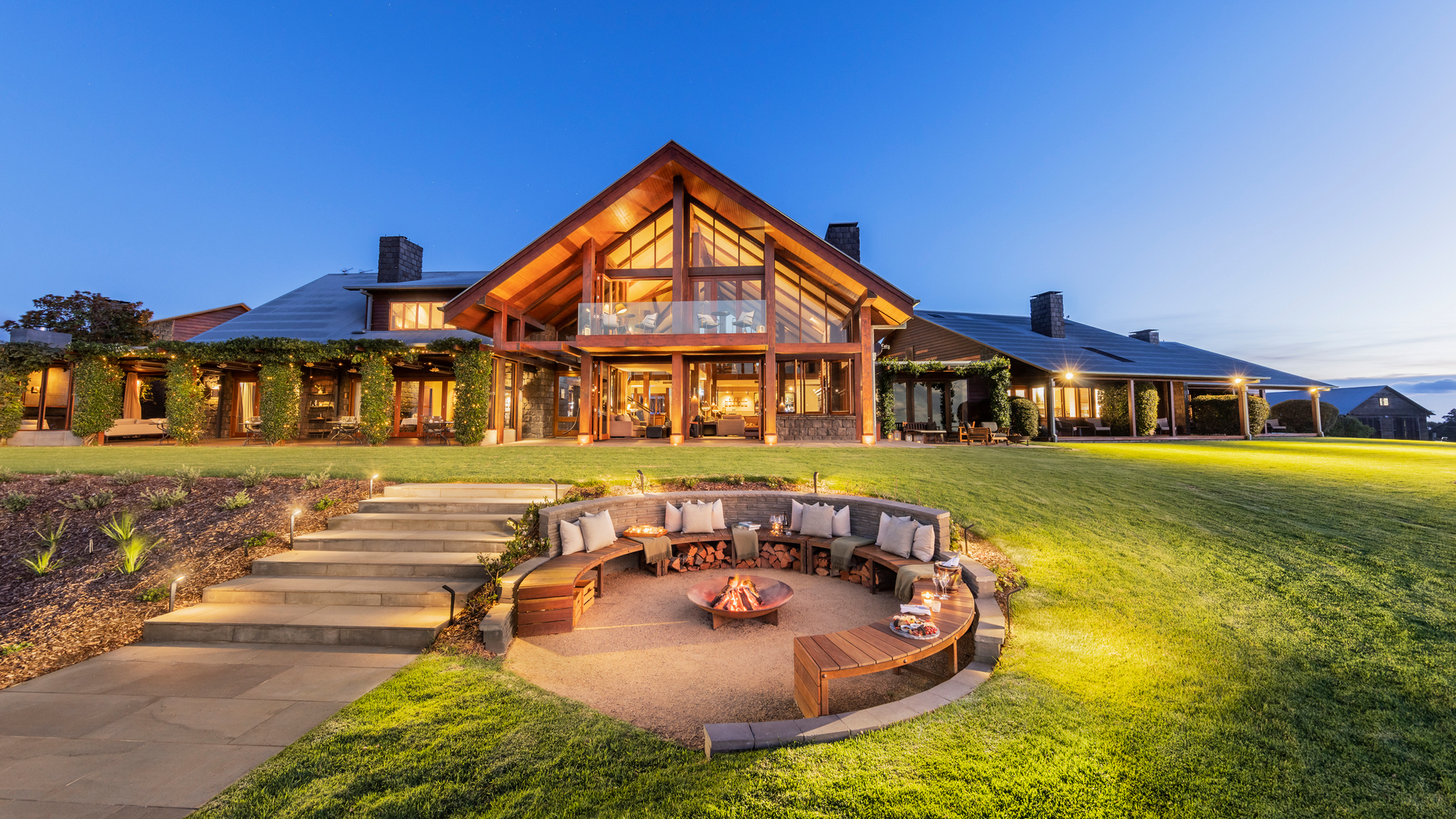 Spicers Peak Lodge exterior and grounds