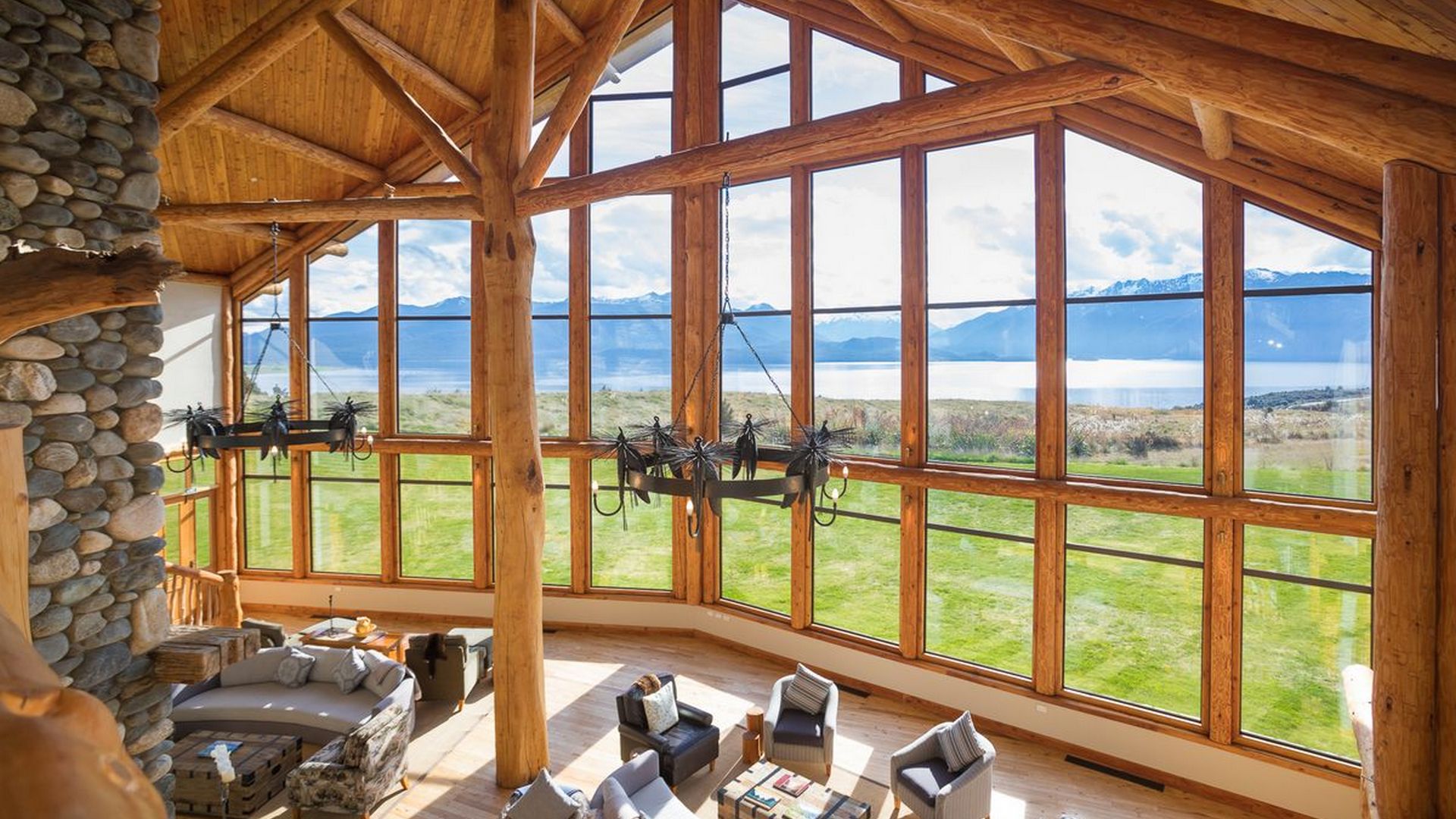 Fiordland Lodge is ocated just 5 kilometres from the beautiful lakeside town of Te Anau