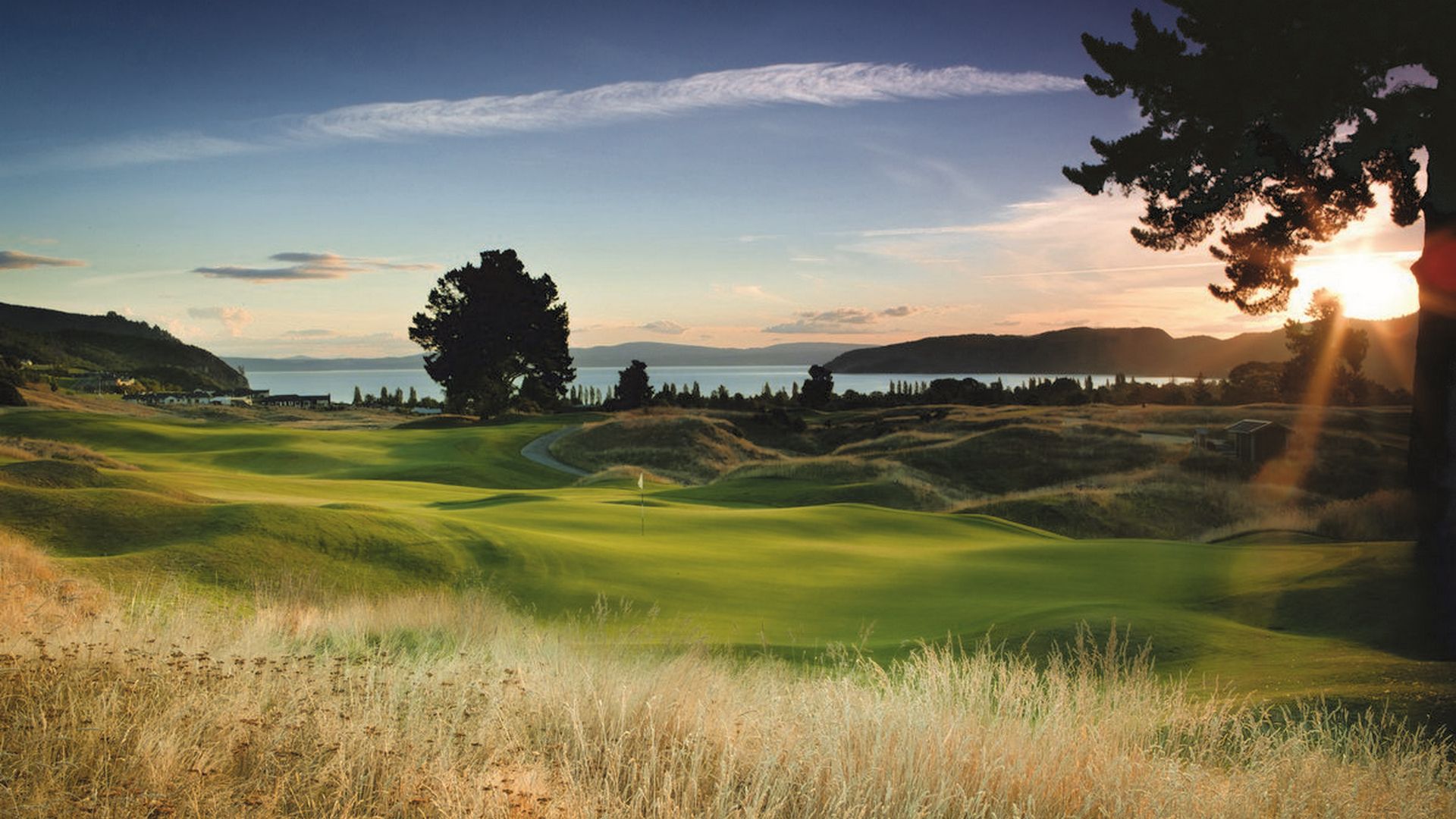 The lodge features New Zealand’s only Jack Nicklaus Signature 18-hole Links Golf Course, which has been voted the #1 course in New Zealand
