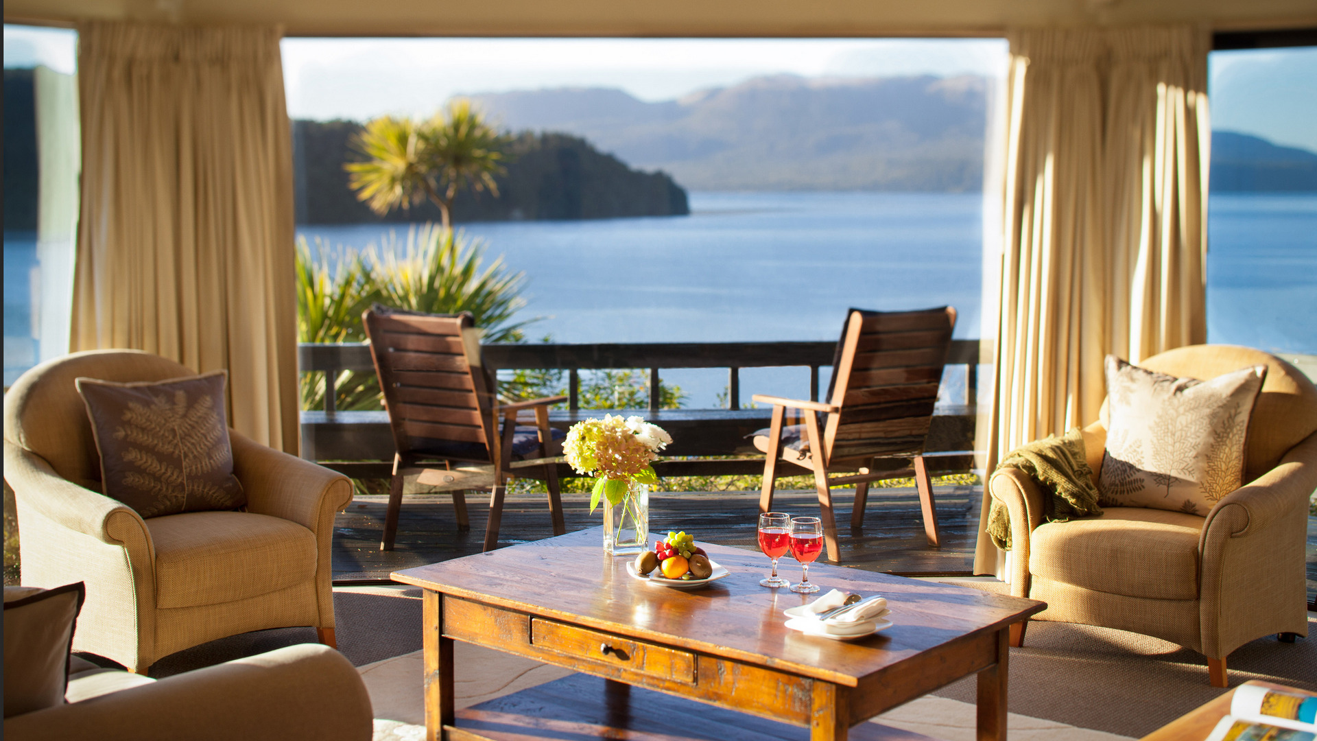 The main lounge yields a spectacular vista due to the lodge’s extraordinary location