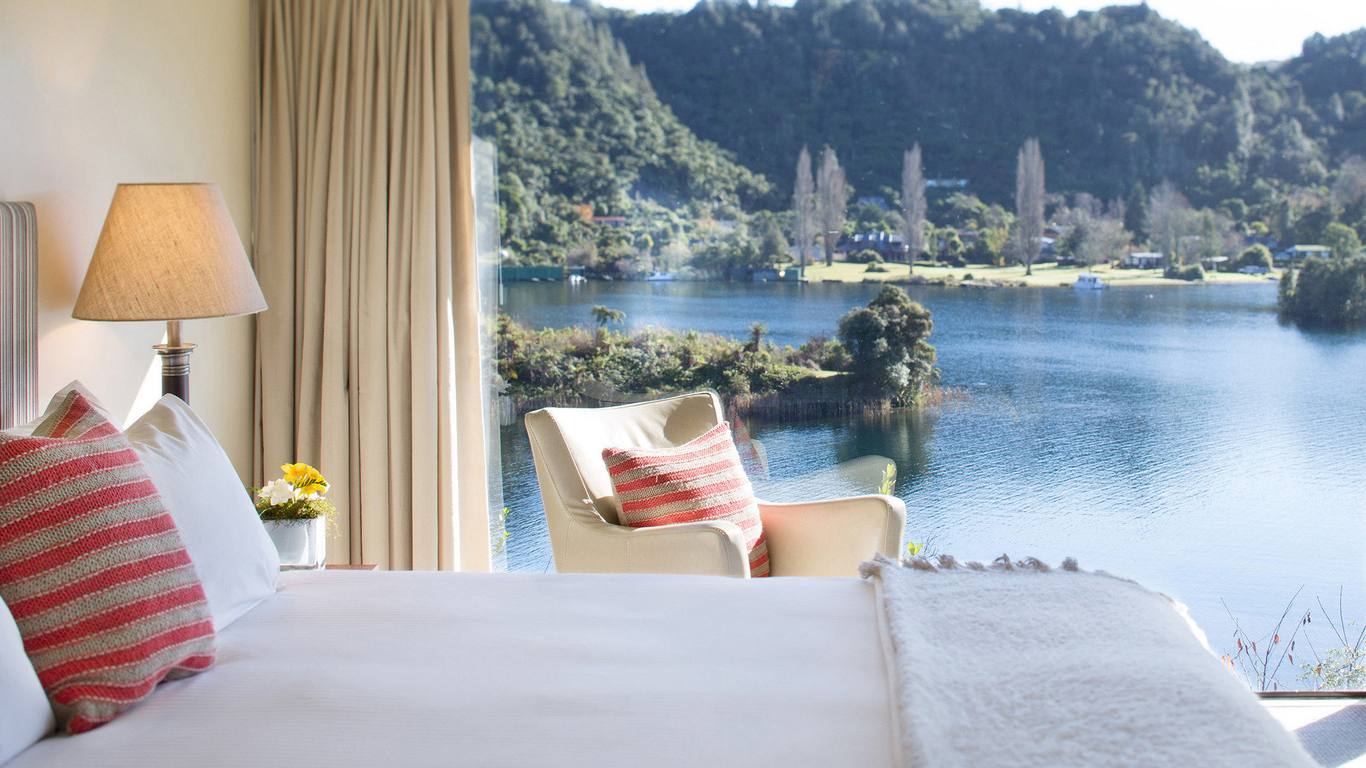 Solitaire Lodge has 9 luxurious suites. All feature panoramic views of the still, deep waters and magnificent volcano