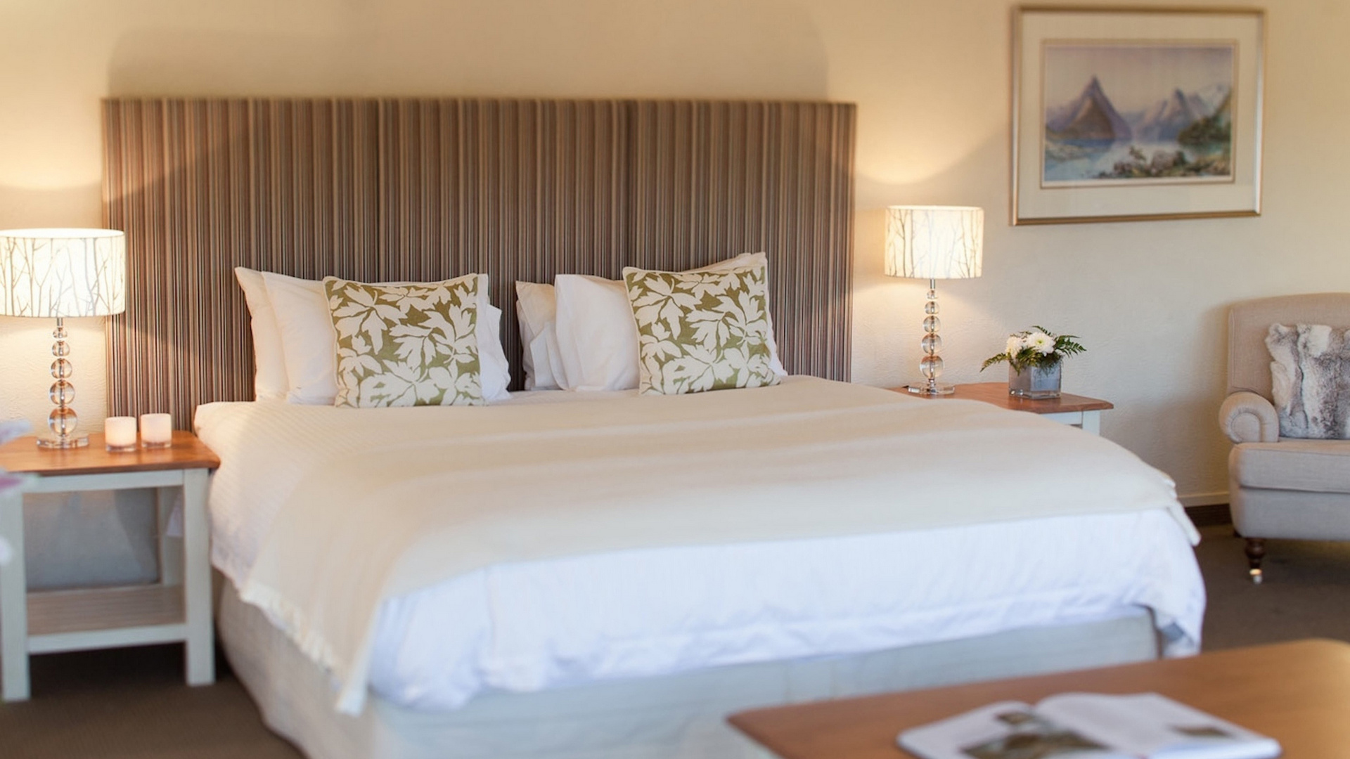 Solitaire Lodge has 9 luxurious suites. All feature panoramic views of the still, deep waters and magnificent volcano